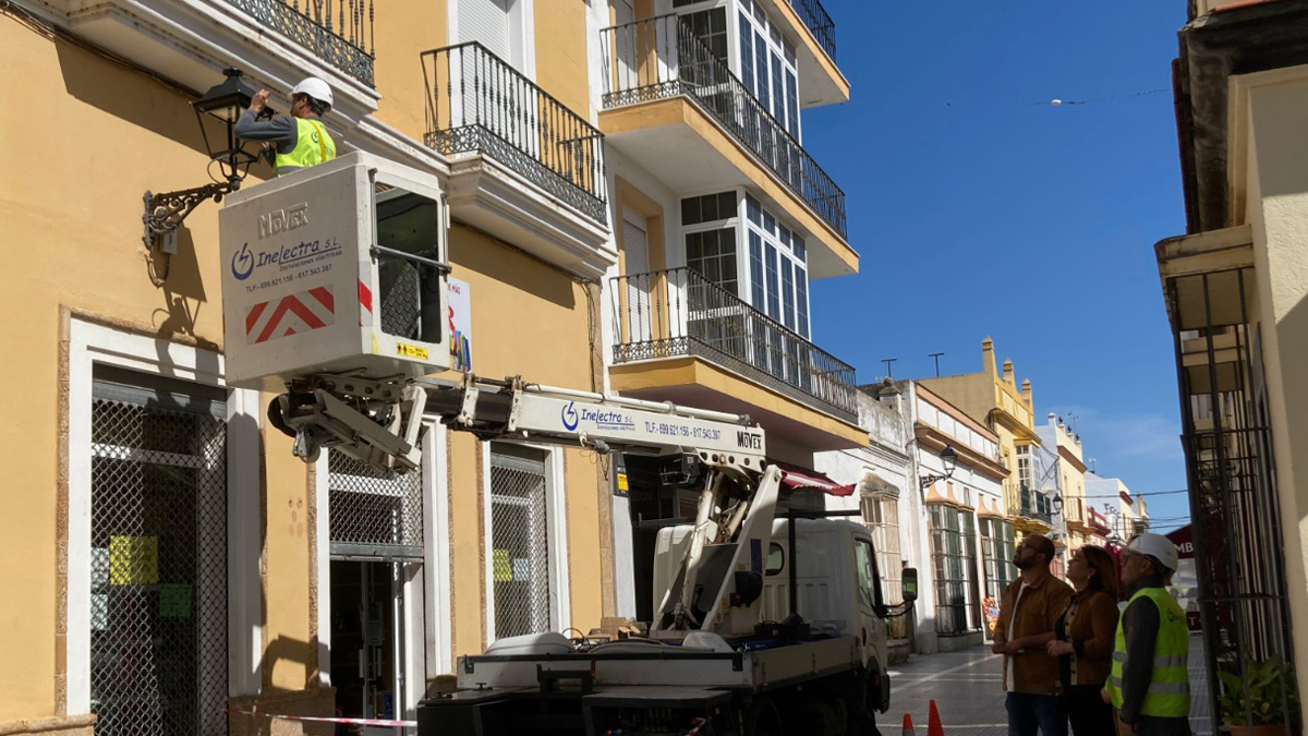 Comienza la renovación del alumbrado exterior que implica la instalación de 6.767 luminarias en las farolas de todo el término municipal.